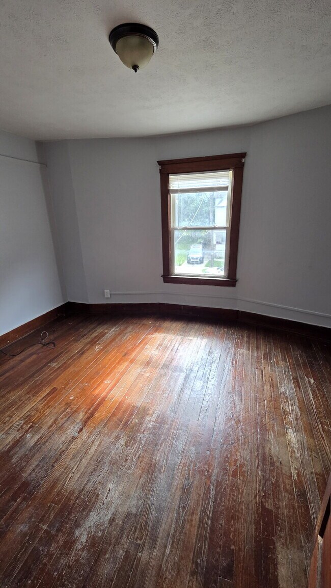 Building Photo - 3 Bedroom with Finished Attic Space/4th Room!