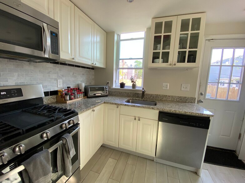 Building Photo - 1743 L St NE