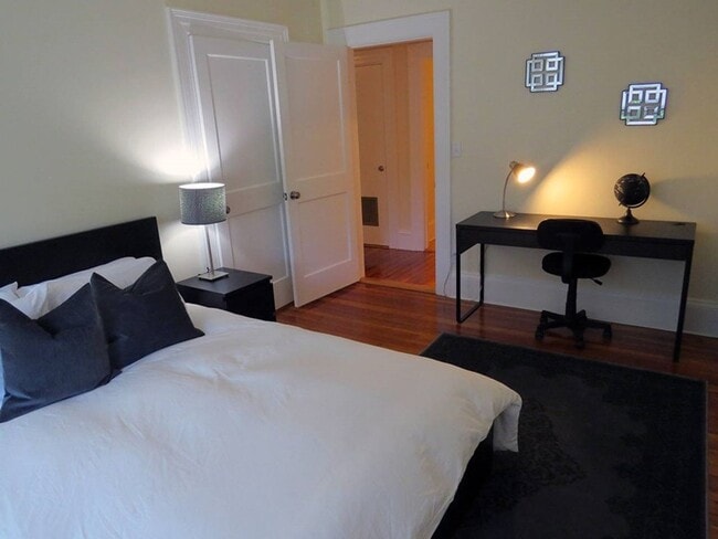 Building Photo - Nicely renovated 2 bed in Brookline