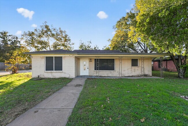 Building Photo - Charming 3-Bedroom Home on a Corner Lot in Fort Worth!