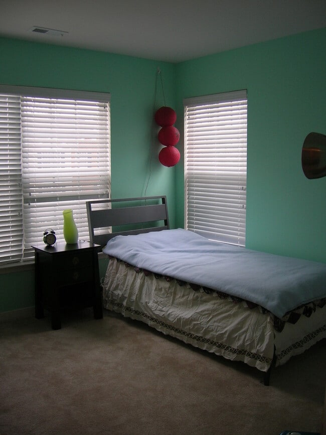 Building Photo - --APPLICATION PENDING CURRENTLY UNAVAILABL...
