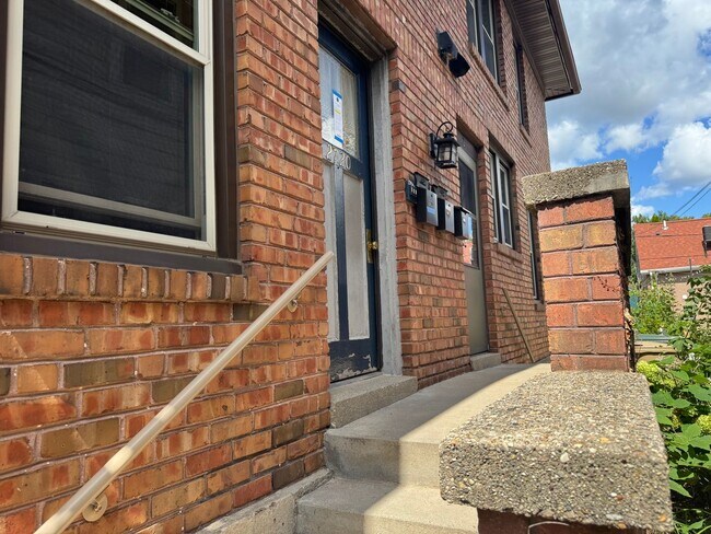 Building Photo - 2718-2720 Sommers Avenue