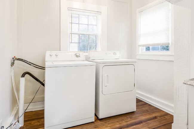 Building Photo - 2 Bed, 1 Bath Townhome in Haymount