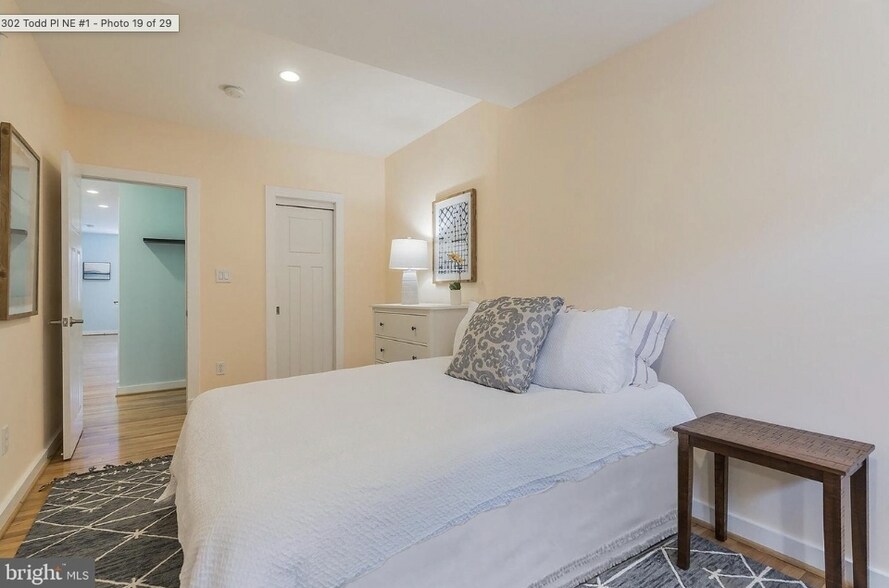 Building Photo - 302 Todd Pl NE