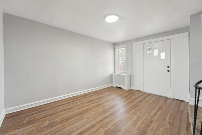 Building Photo - 3 Bedroom, 1.5 bath townhome
