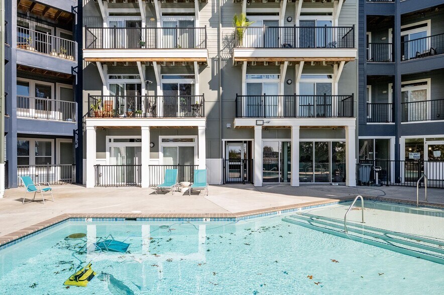 Building Photo - 4921 Pretty Lake Ave