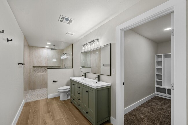 Building Photo - 5 Bedroom