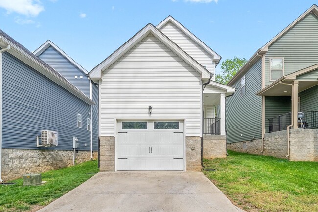 Building Photo - 3 Bedroom Home For Rent Near Historic Down...