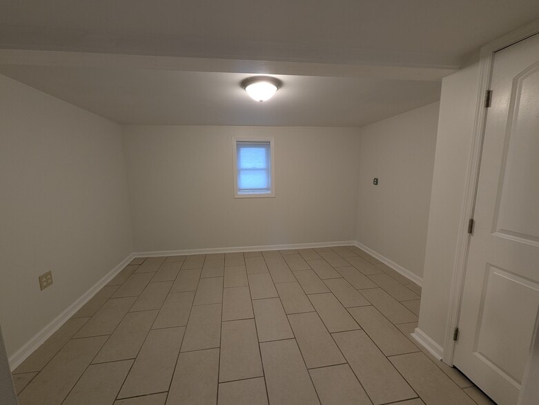 Building Photo - 1325 E 40th St