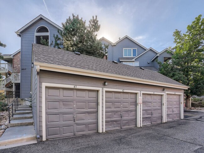 Building Photo - Stunning 2 Bedroom 2 Bathroom condo In Aurora with a garage!