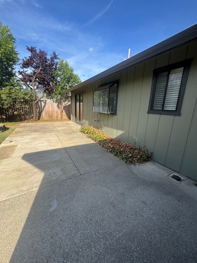 Building Photo - 2409 Candlewood Dr