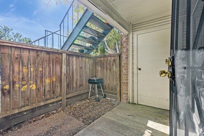 Building Photo - 3900 Woodchase Dr