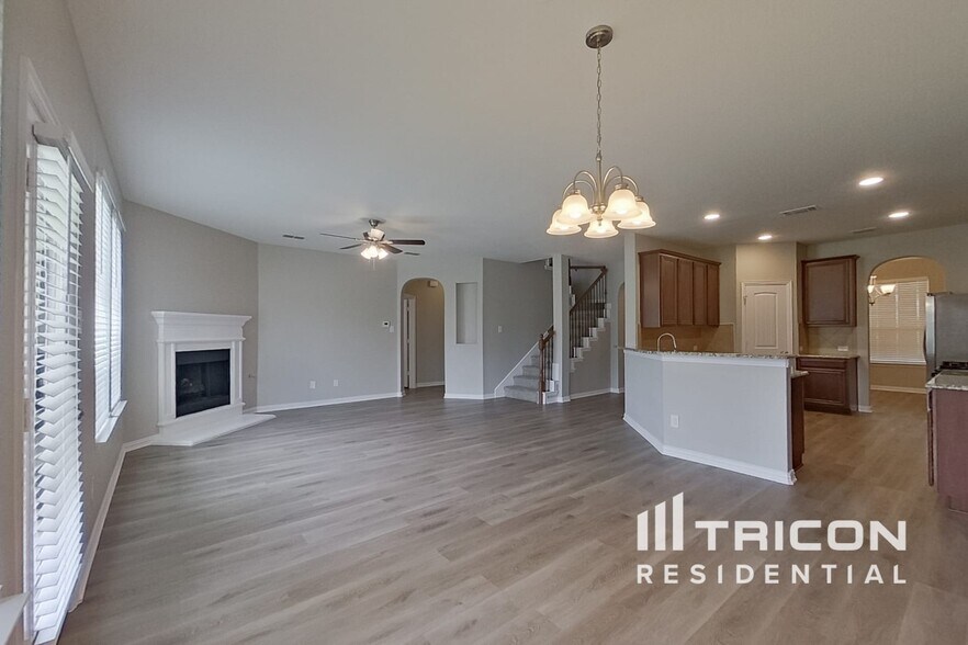 Building Photo - 8757 Royalwood Dr