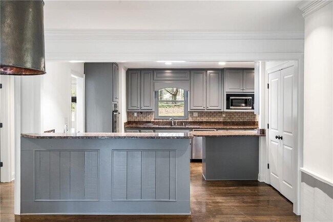 Building Photo - 2468 Ridgeway Dr
