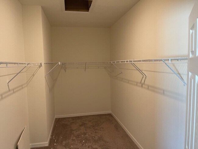 Building Photo - Stunning and spacious Single Family Home!