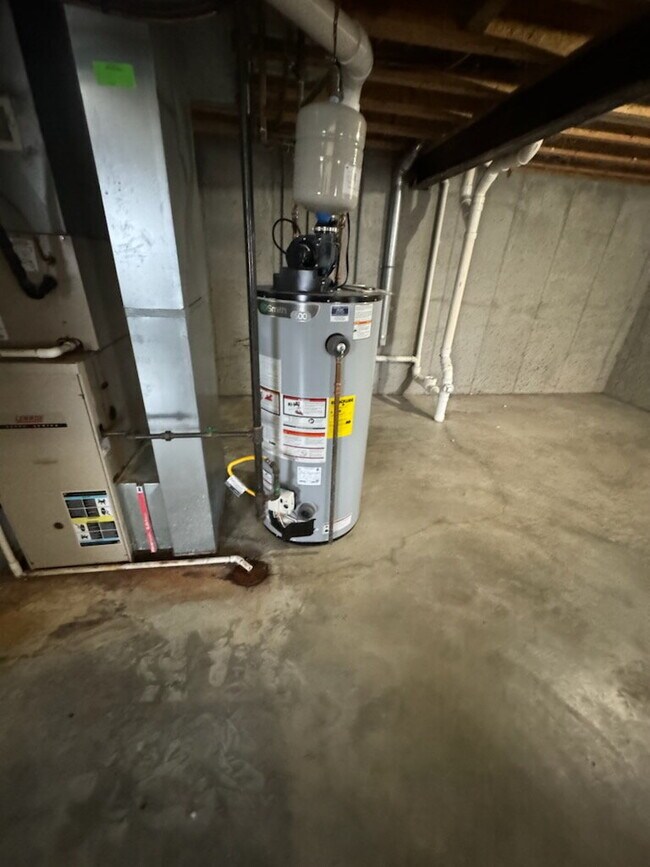 Building Photo - Charming 3 Bedroom Duplex