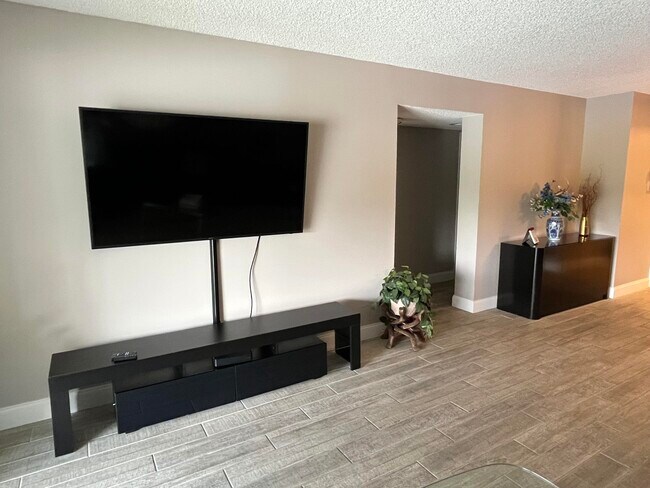 Building Photo - 7340 Amberly Ln