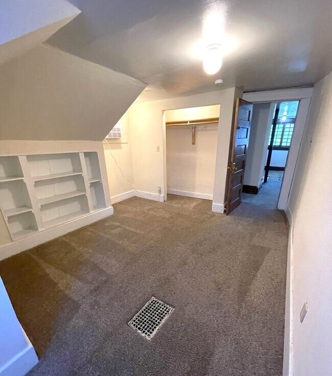 Building Photo - 2 Bedroom Top Level Apartment - ALL UTILIT...