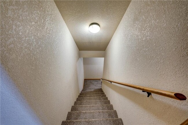 Building Photo - 495 Chicory Dr E