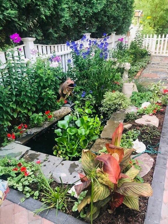 Building Photo - 8 Rock Cliff Rd