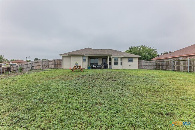 Building Photo - 3301 Southhill Dr