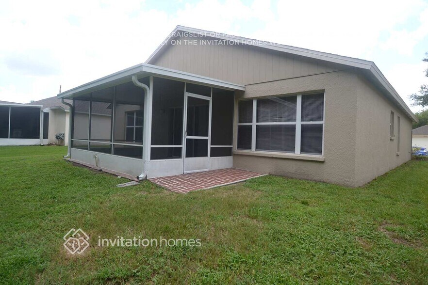 Building Photo - 28423 Meadowrush Way