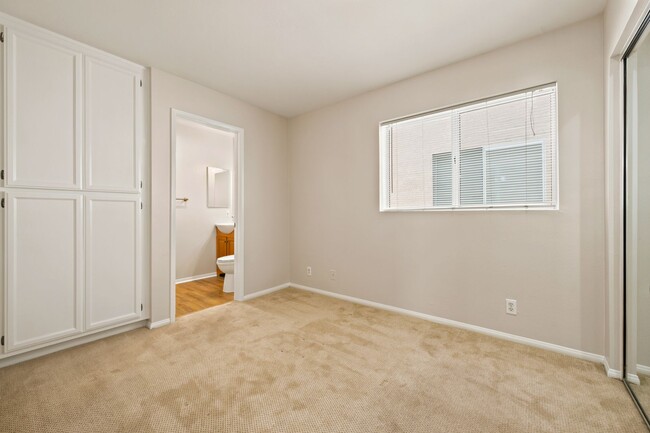 Building Photo - 225 20th St