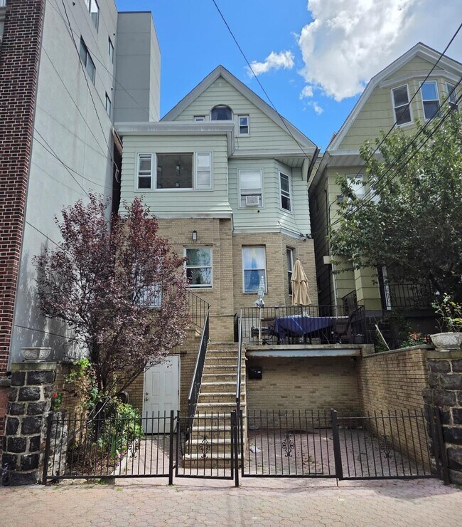 Primary Photo - 4916 Park Ave