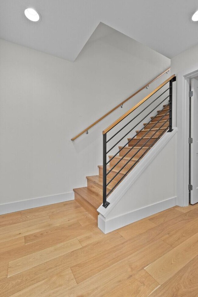 Building Photo - Stunning Ultra-Modern Central District Townhome w/ Air Conditioning