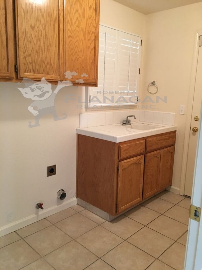 Building Photo - Large 4 Bedroom/ 2  Bathroom home