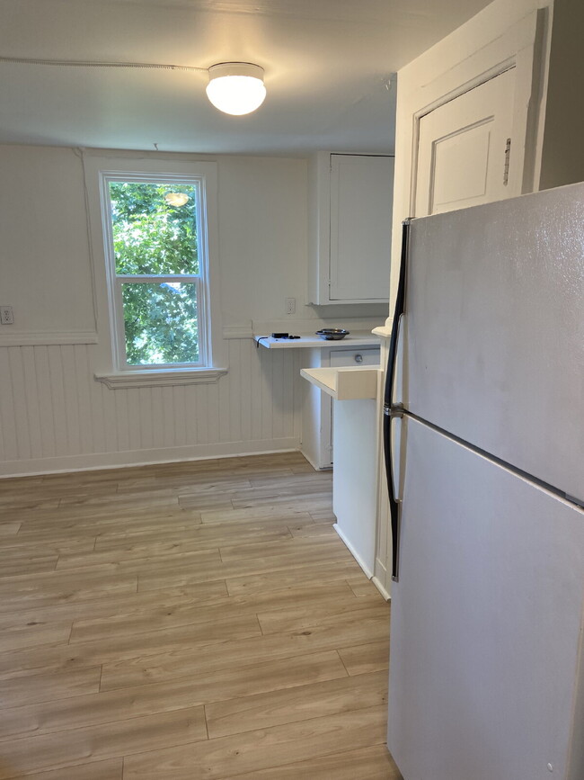 Building Photo - Spacious 3 bed 1 bath, bright & cheery apa...