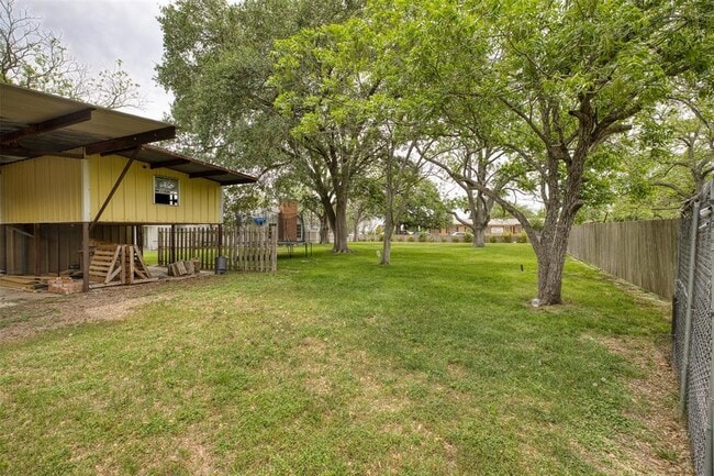 Building Photo - 500 W Austin St