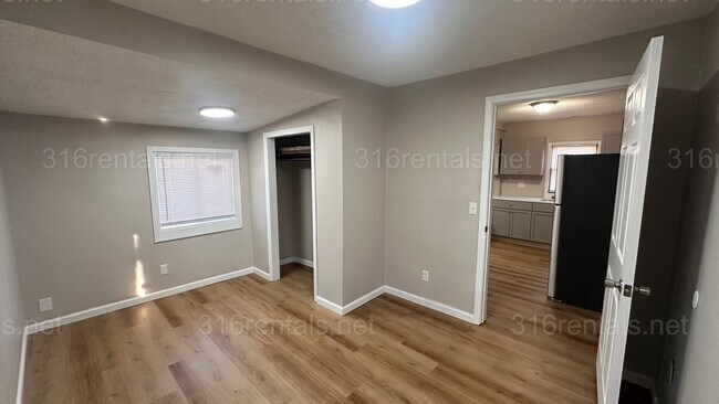 Building Photo - $1150- 3 bed 1 bath - Single Family Home with a fenced back yard!