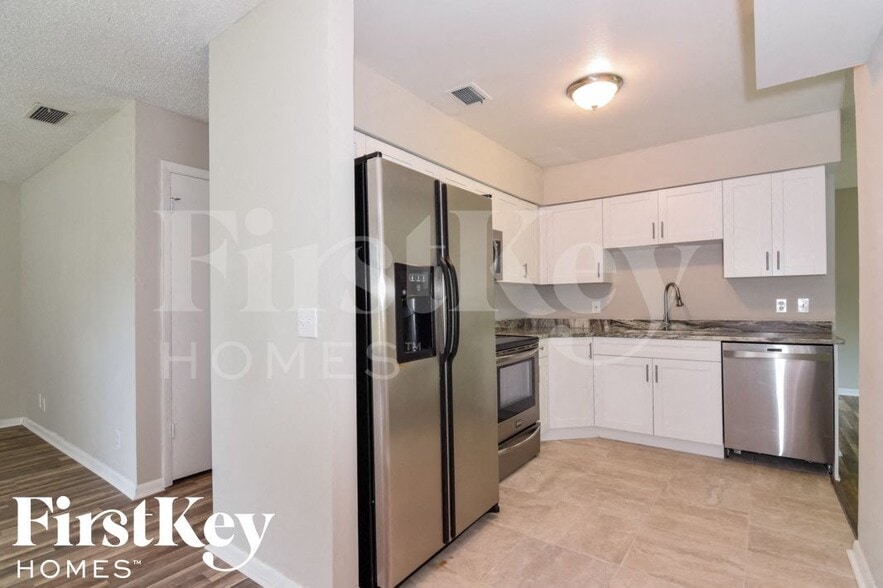 Building Photo - 500 Brenda Dr