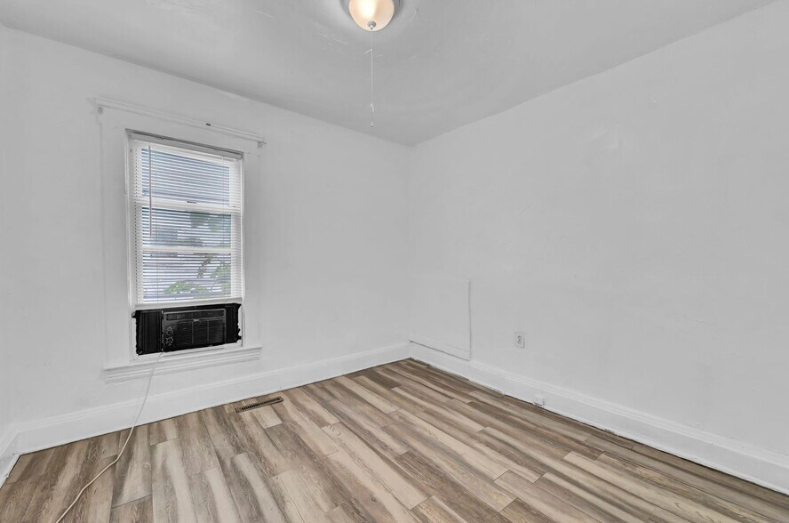 Building Photo - 427 E 156th St