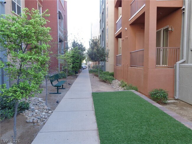 Building Photo - 32 E Serene Ave