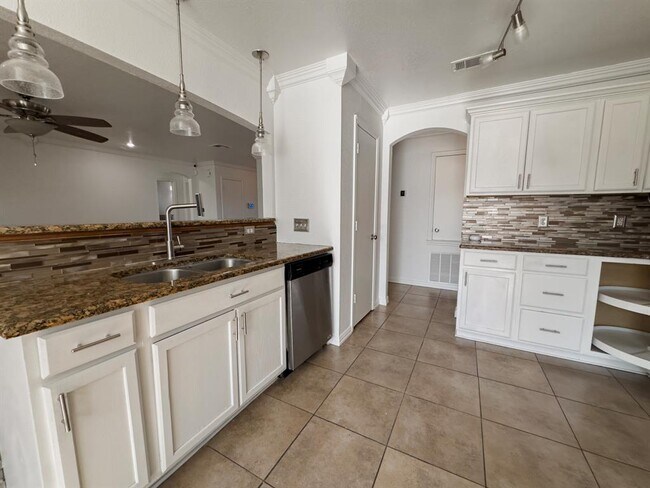 Building Photo - 3806 Fieldcrest Dr