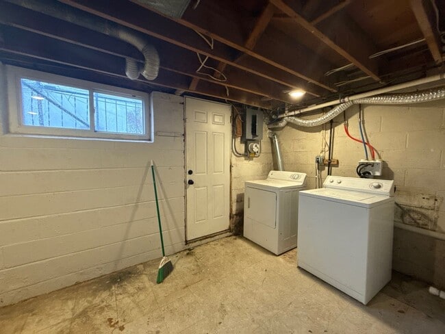 Building Photo - Three Bedroom Home In Essex