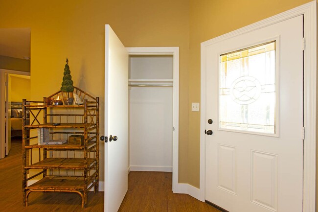 Building Photo - COMING SOON! 3 Bed 2 Bath Duplex in West T...