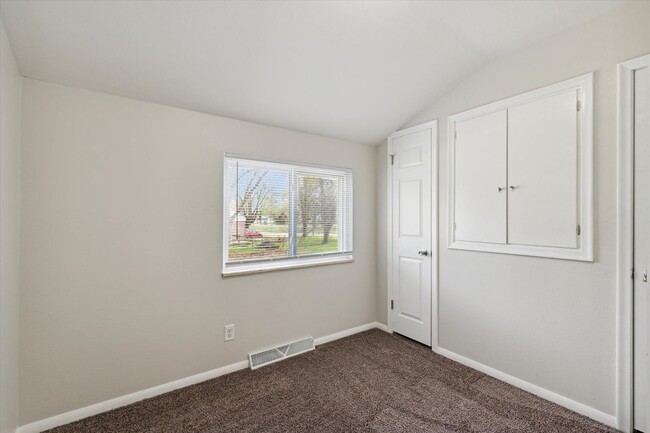 Building Photo - Beutifully remodeled 3 bedroom home in Maumee