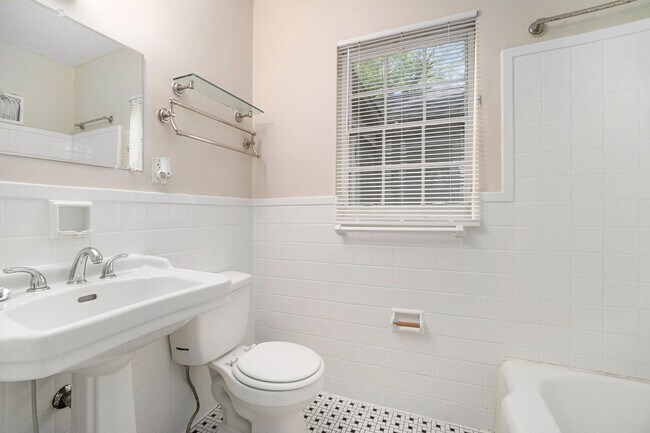 Building Photo - 2 bdrm, 1 bath near Emory and the CDC.