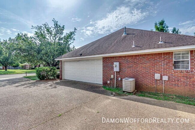 Building Photo - 124 Raintree Rd