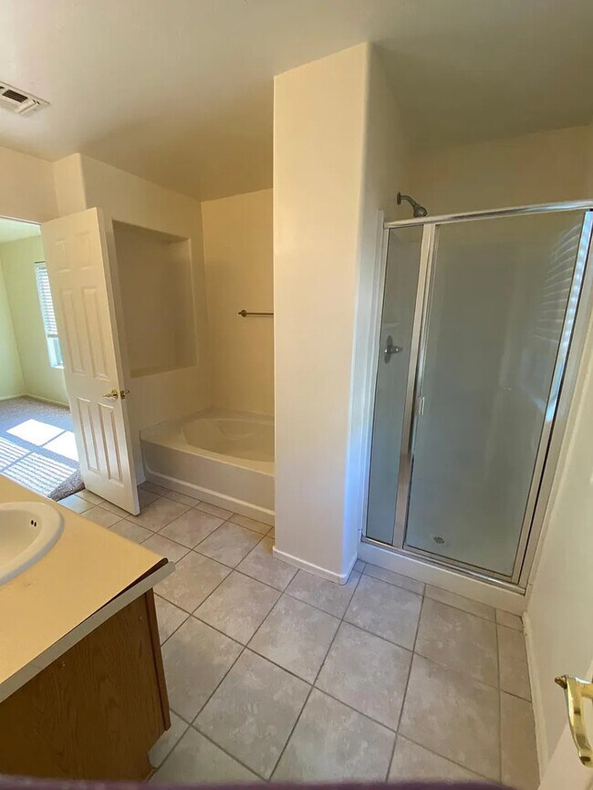 Building Photo - HOUSE FOR RENT