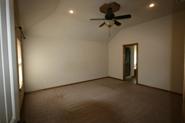 Building Photo - 1502 Scenic Ridge