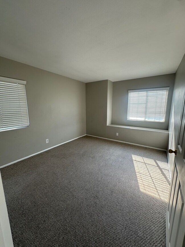 Building Photo - Beautiful Lake Hills Home with Sparkling Pool – A Must See!