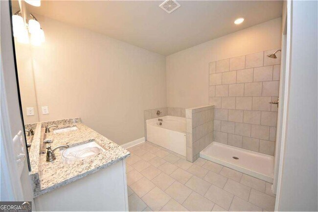 Building Photo - 2170 Manor Pointe Dr