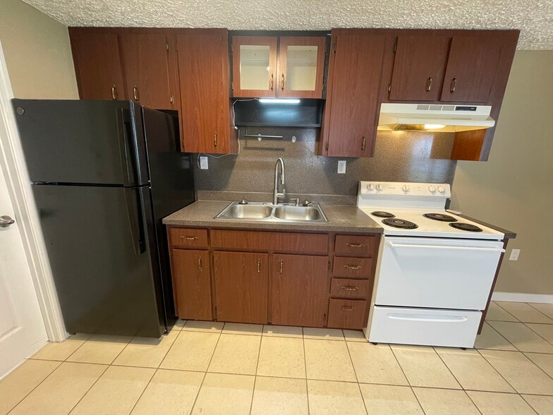 Building Photo - 1221 W Pierce St