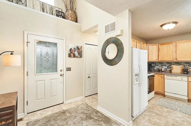 Building Photo - Price drop until June 30th! 3 bedroom 2.5 ...