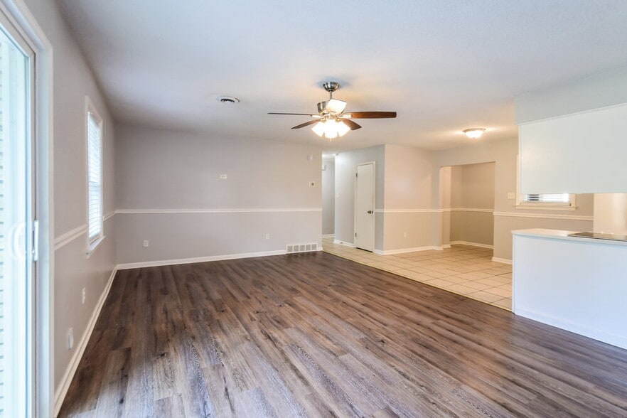 Building Photo - 5691 Briarwood Dr