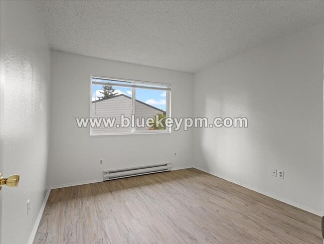 Building Photo - 3 Bed, 1.5 Bath Townhome in Hazel Dell Near Salmon Creek Regional Park